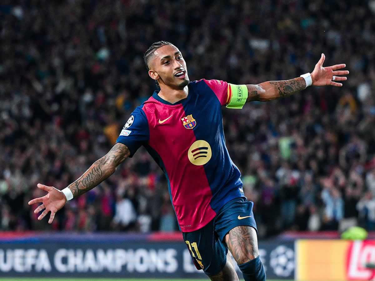 Raphinha celebrando uno de sus goles en una noche soñada de Champions League.
