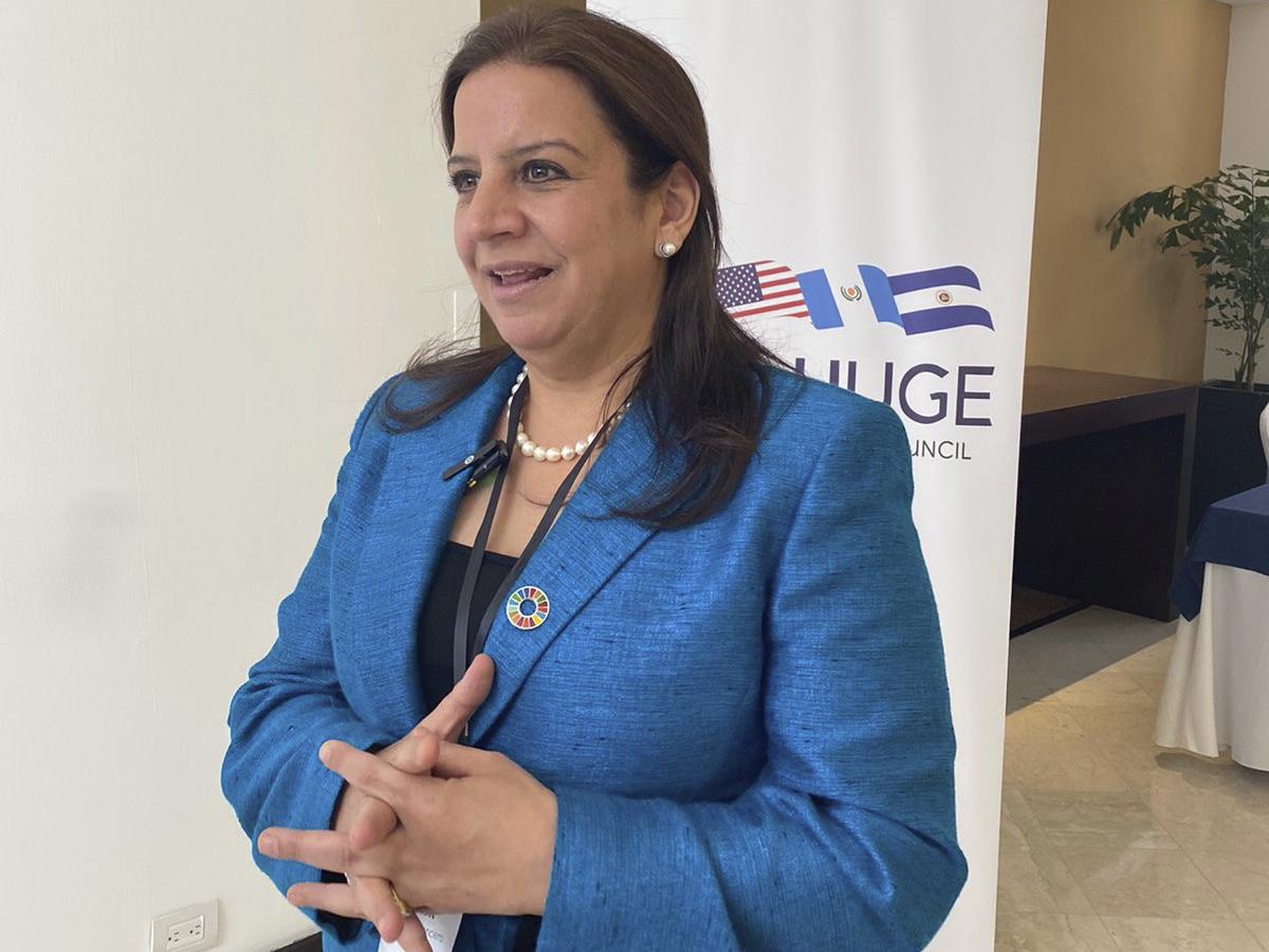 Karla Simón, vicepresidenta de Sostenibilidad de Grupo Ficohsa presente en la conferencia.