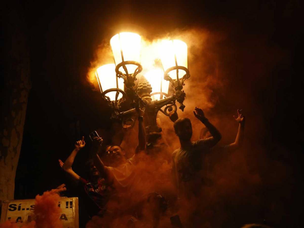 Barcelona campeón festeja, Espanyol encendió aspersores, bronca y la orden de Flick