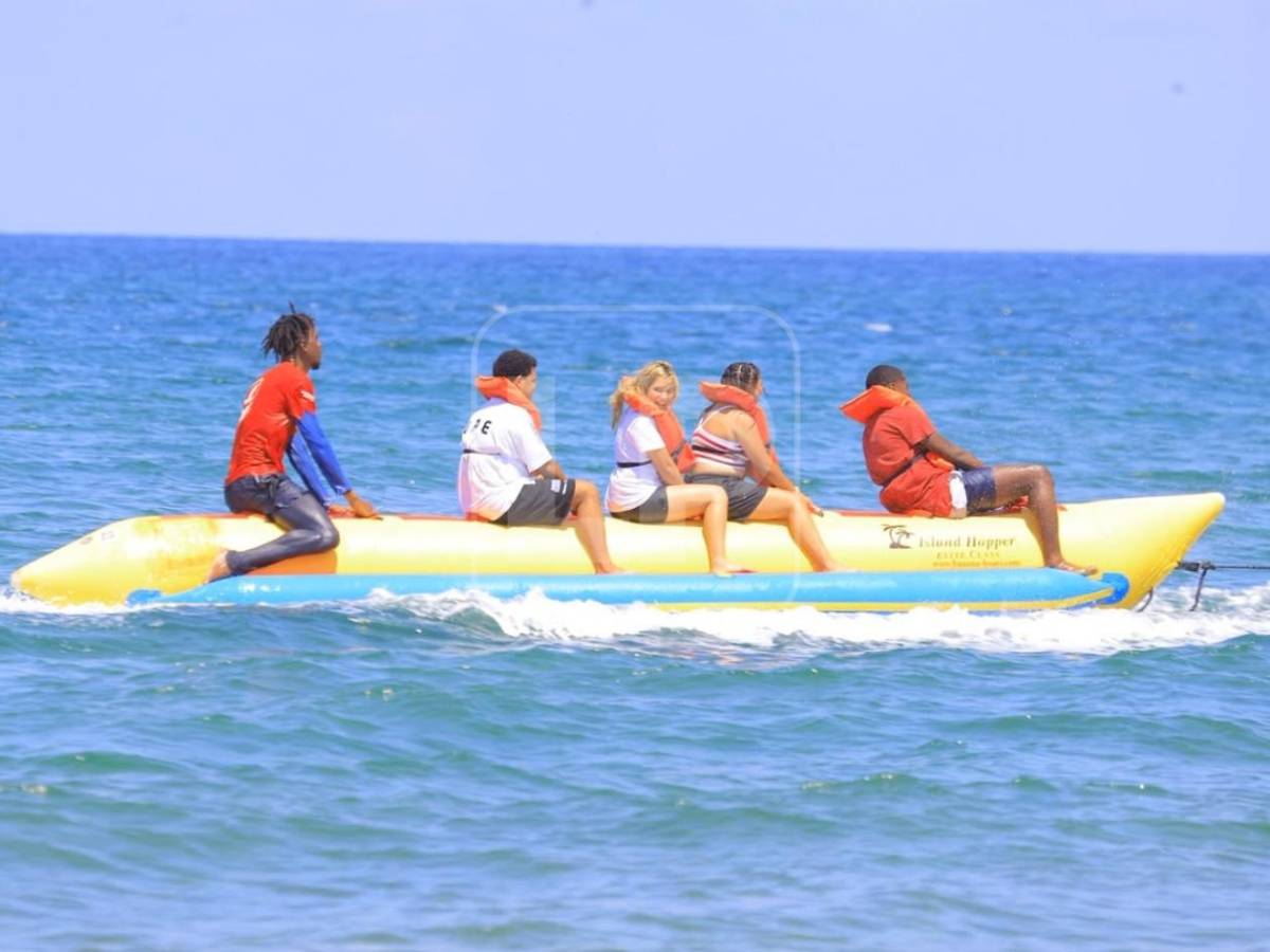 Ambiente cálido y tranquilo marca la Semana Morazánica en las bellas playas de Tela