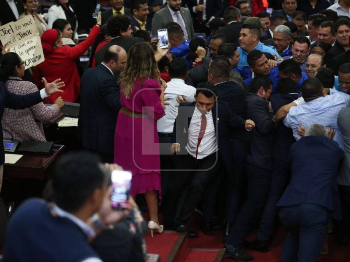 Tensión: Diputados se fueron a los empujones por destitución de Johel Zelaya