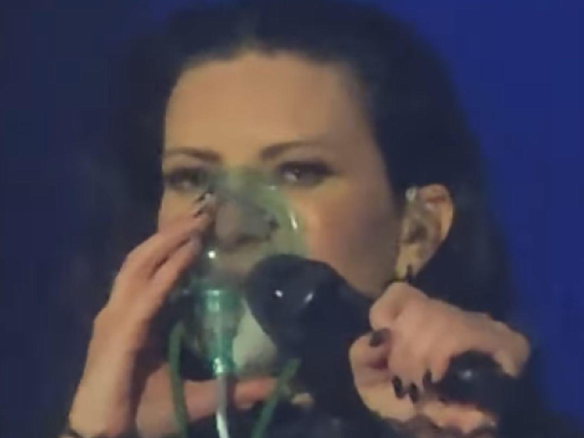 Laura Pausini sufre crisis respiratoria en pleno concierto y preocupa a sus fans