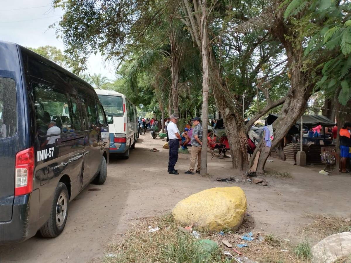 Muchos de los migrantes que se fueron este jueves llevaban entre cinco y quince días hacinados en carpas y cartones en una plaza cercana al centro de Danlí, de donde fueron desalojados.