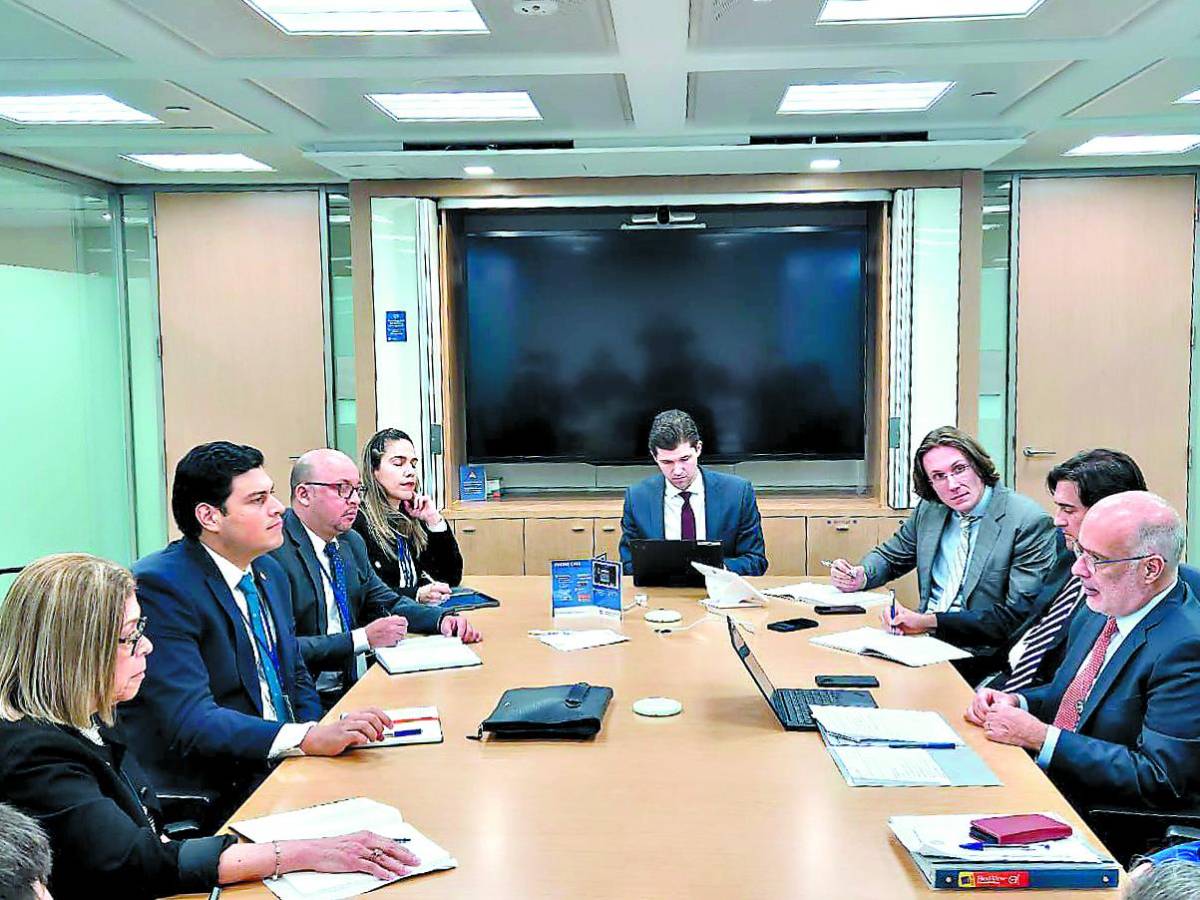 Pendientes con el FMI: devaluación y subasta de divisas