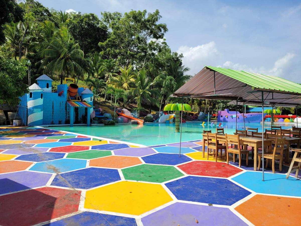 Parque Acuático de Omoa: Ubicado en carretera a Omoa, Cortés, a 500 metros de la colonia Costa Rica. Su temática es la de un fuerte pirata, con barco incluido. Cuenta con piscinas y variedad de toboganes para adultos y niños. Además de cabañas y habitaciones. ENTRADAS: Adultos L170 y Niños L120. FACEBOOK: parqueacuaticodeomoaPARA MÁS INFORMACIÓN: 9918-7177