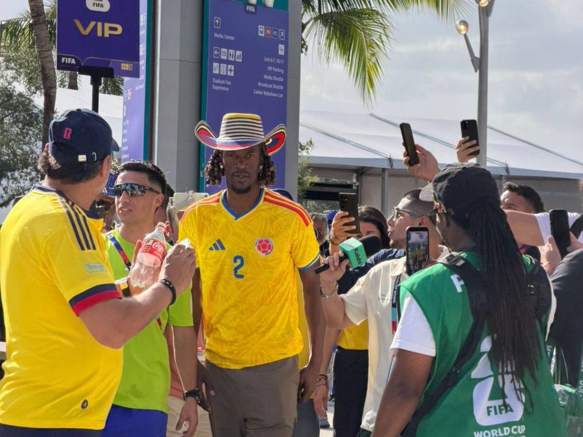 Hondureño causa revuelo en el Colombia-Portugal y bellas chicas enamoran