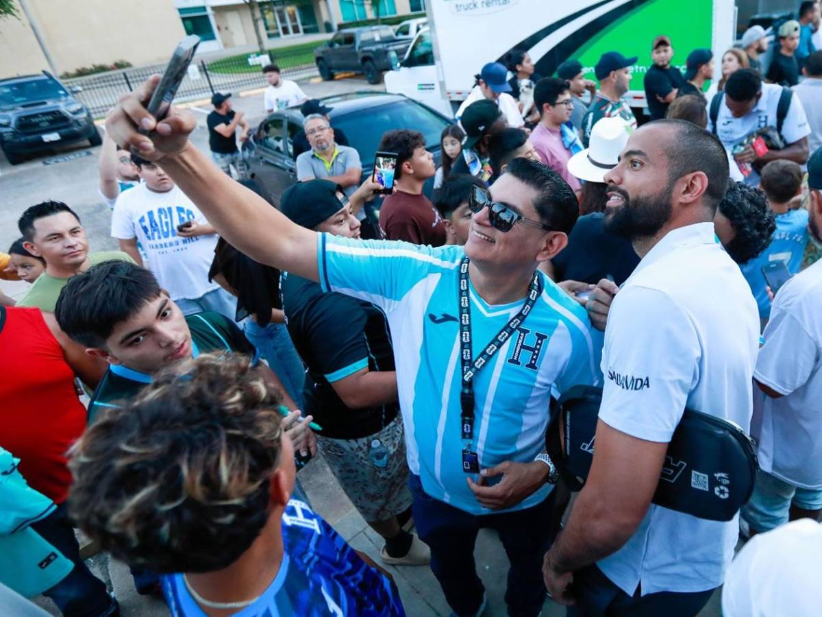 Locura por Palma, gifiti, regalos y youtuber presente en entreno de Honduras