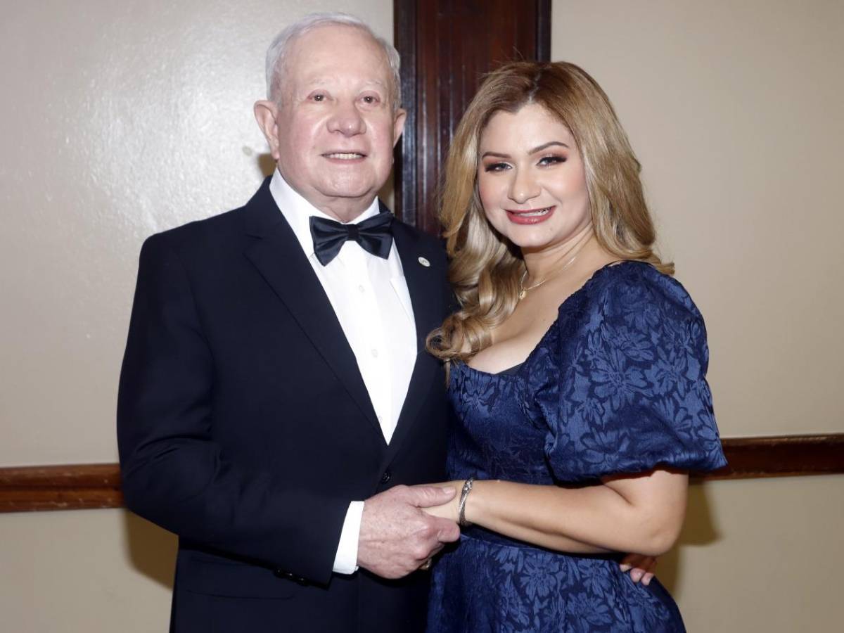 Roger D. Valladares recibe galardón por la JCI San Pedro Sula