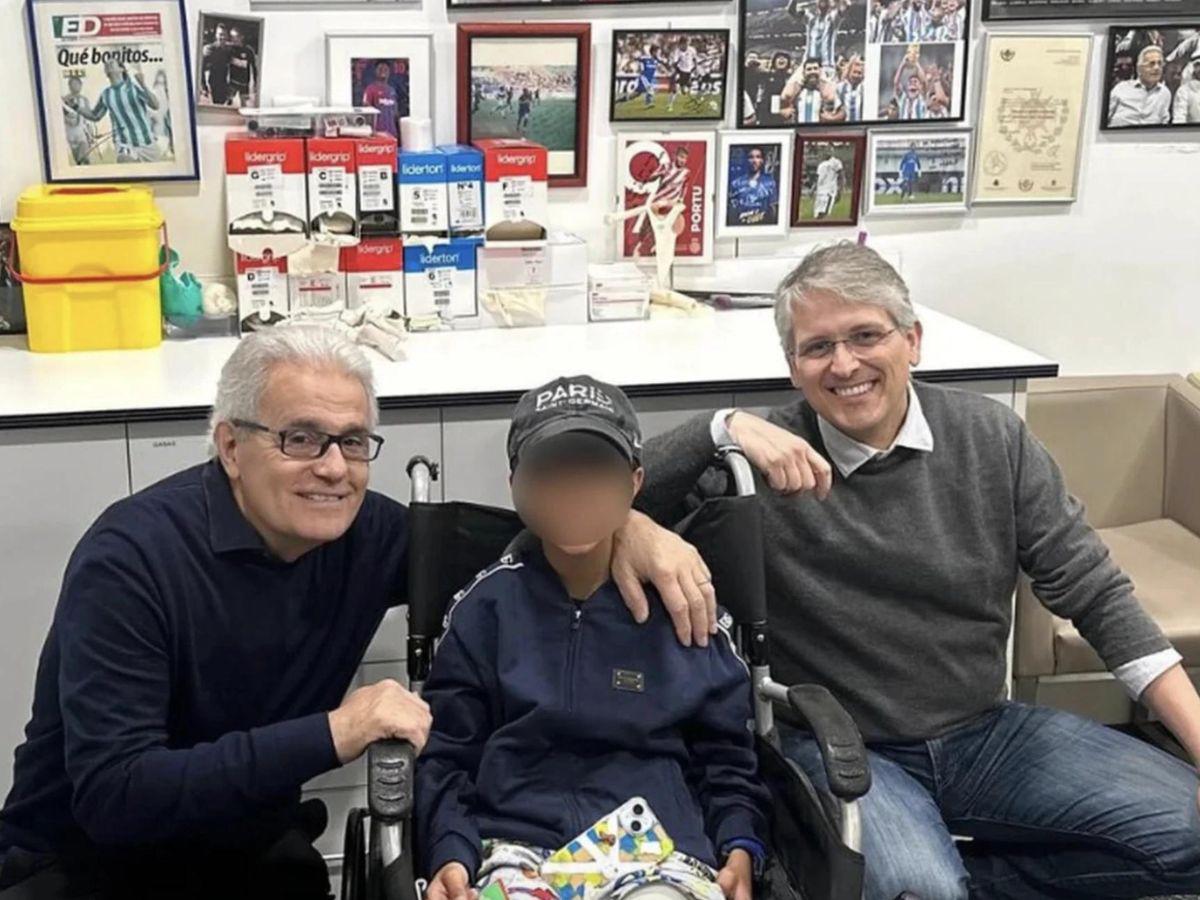 Fotografía del hijo de Ninel Conde en silla de ruedas.