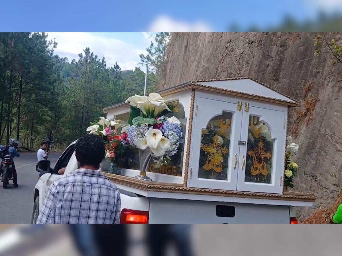 Entre dolor y consternación, sepultan a madre y hermanito de Kenneth en Marcala