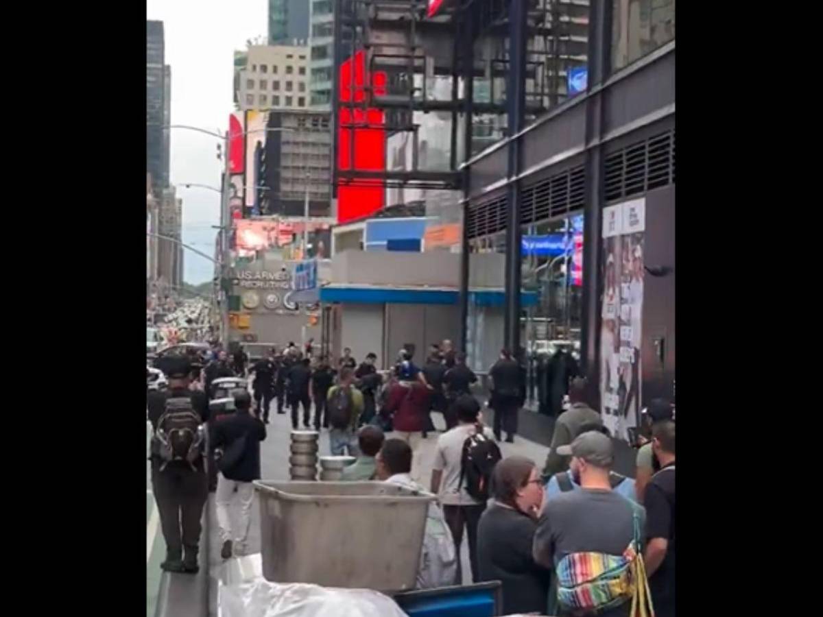 Mujer apuñala a dos personas en Times Square y muere tras enfrentarse a la Policía