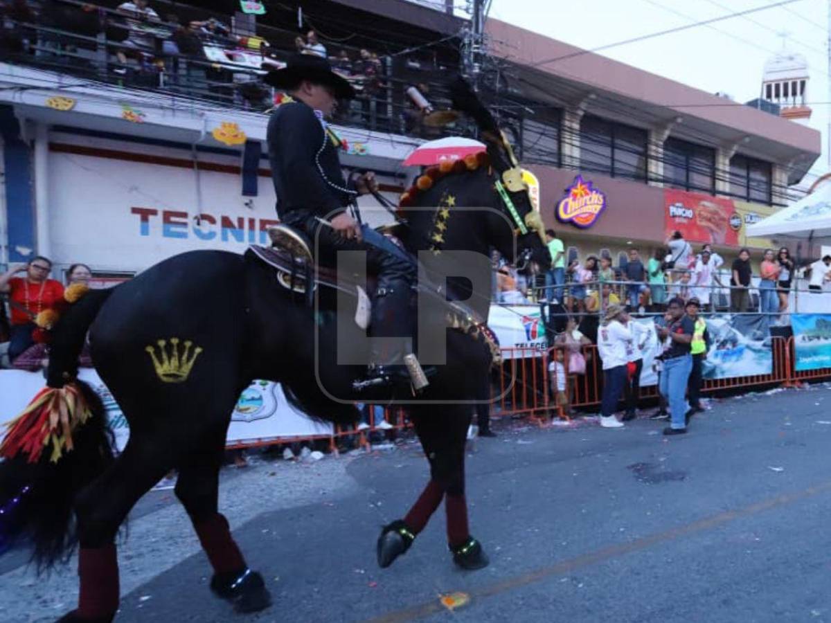 La Novia de Honduras brilló con el tradicional desfile hípico de la Feria Isidra