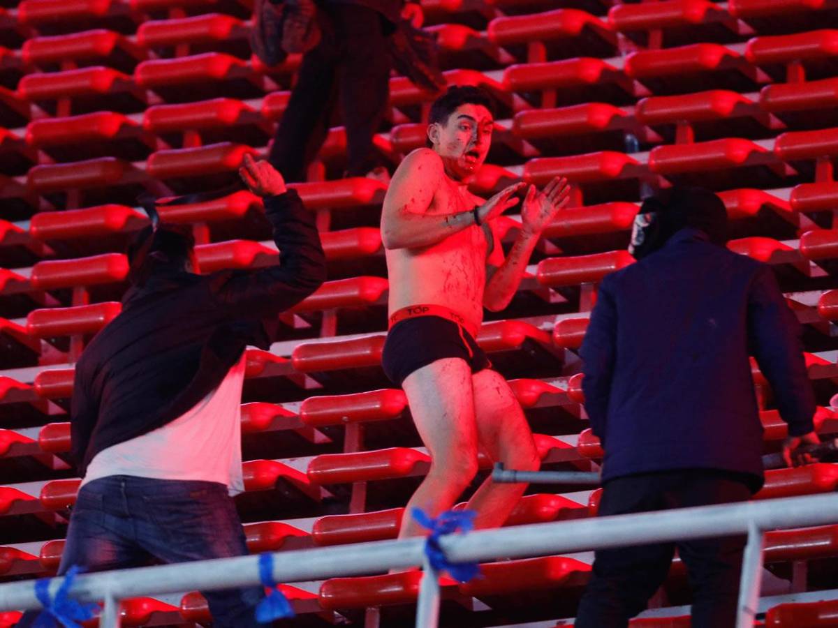 Imágenes sensibles: pelea de barras de Independiente y U de Chile deja heridos de gravedad