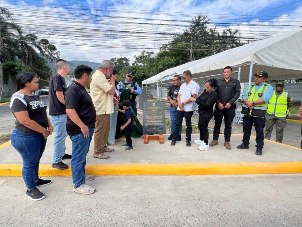 San Pedro Sula honra al inspector Kevin Pérez con placa por su acto heroico