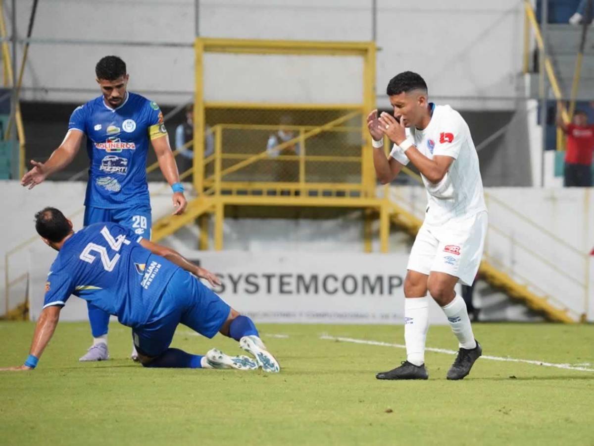 Caras largas en Olimpia, enfado de la afición con Espinel y festejo de Victoria