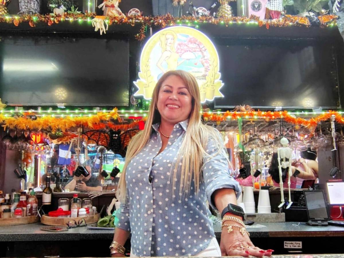 Doña Alba es la madre del futbolista hondureño David Inter. La señora tiene su restaurante en Miami.