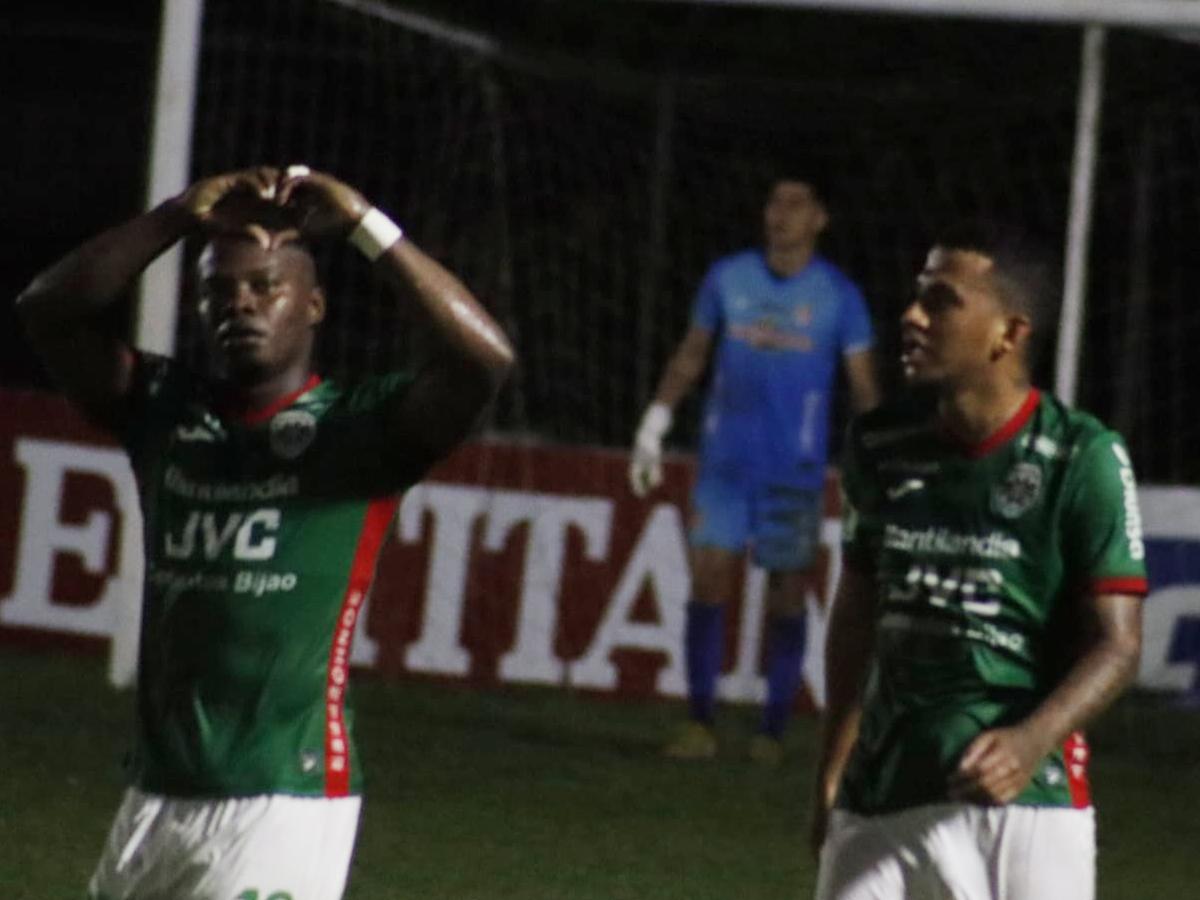 Júnior Lacayo celebra el segundo gol de Marathón.