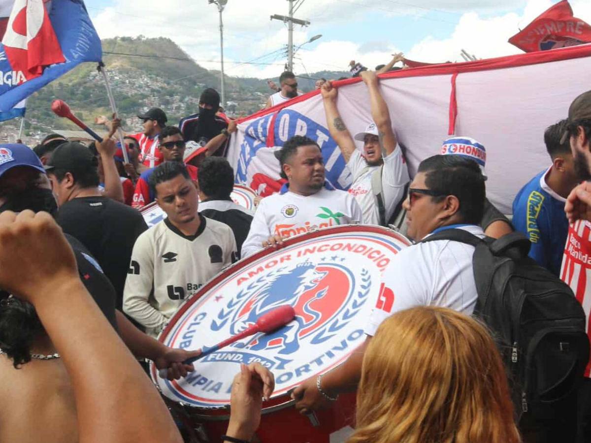 La chica que robó suspiros y el color de la Ultra Fiel en el Olimpia vs Motagua