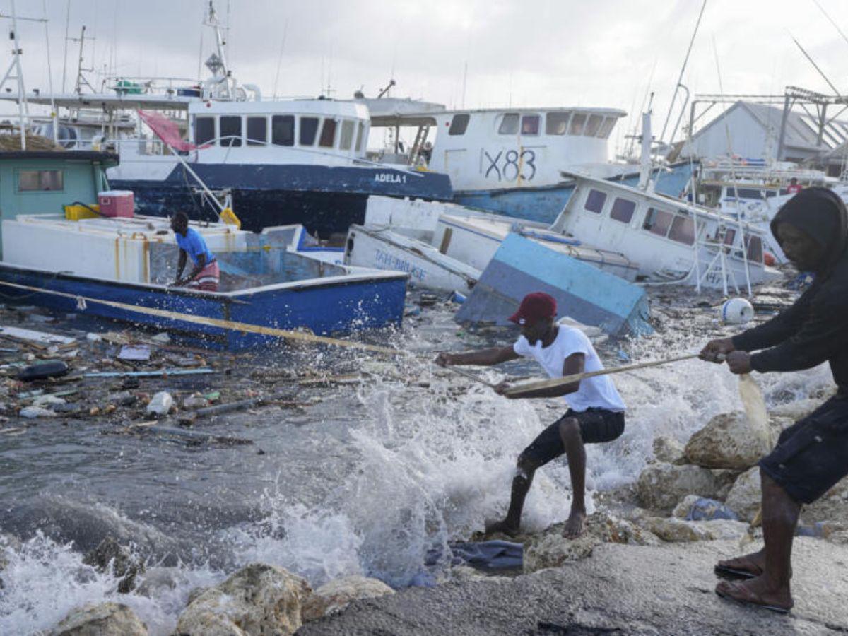 Huracán Beryl deja al menos siete muertos en el Caribe