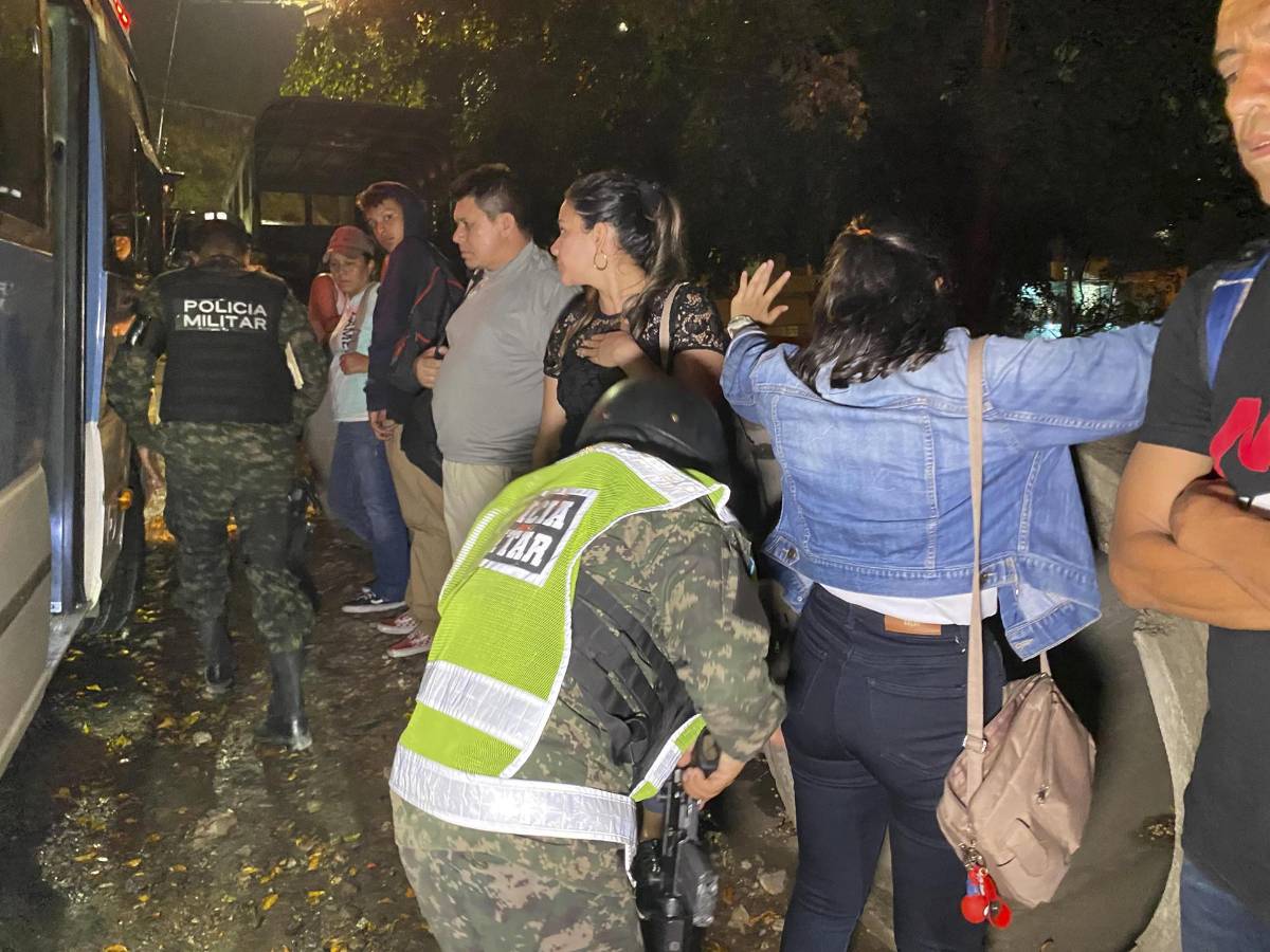 Operativos de policías militares en el transporte público de Honduras.
