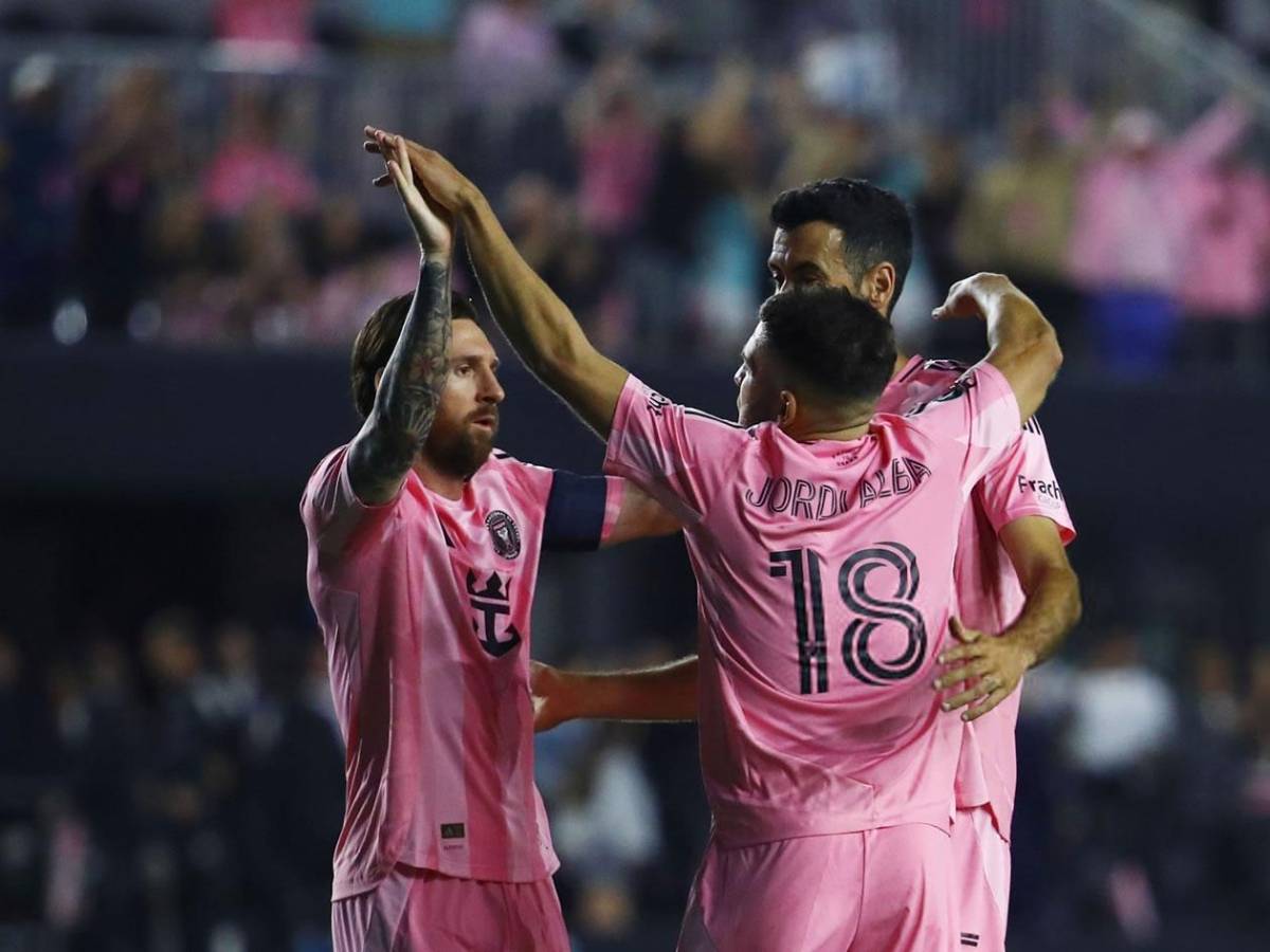 Messi, irreconocible: bronca con rival y enfado de Suárez con Saíd Martínez