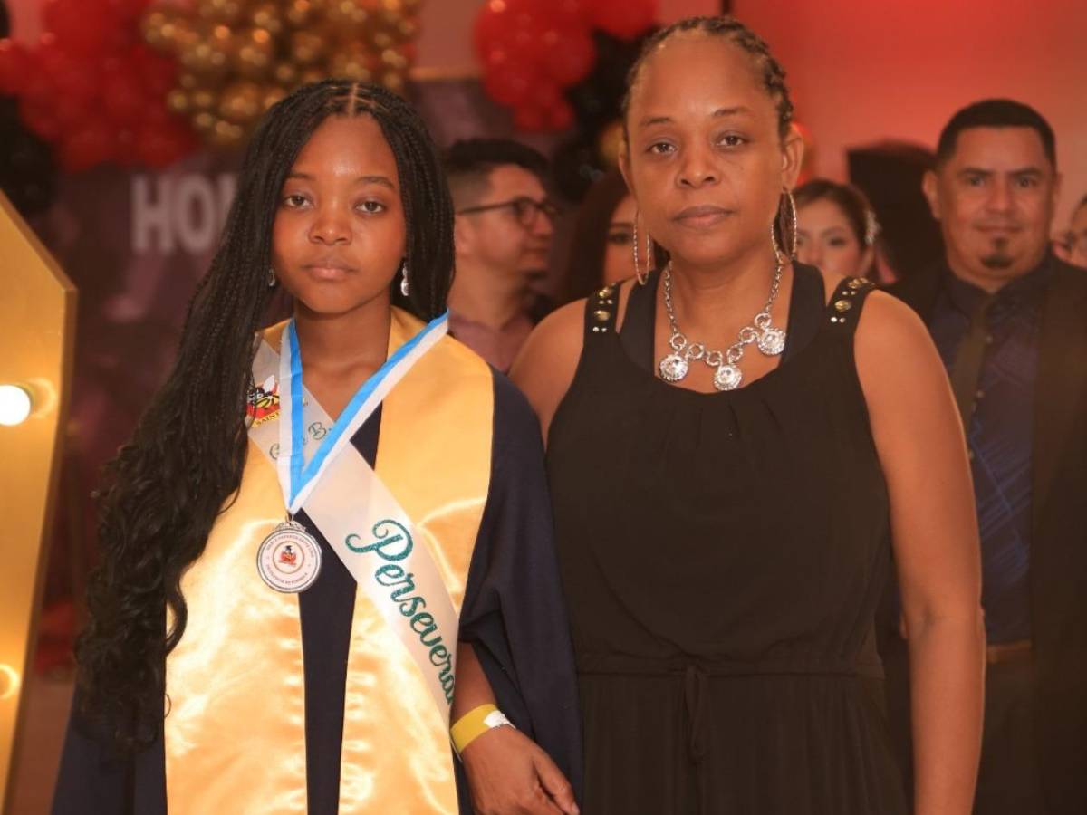 Seniors de la Saint Paul Academy celebran su logro académico