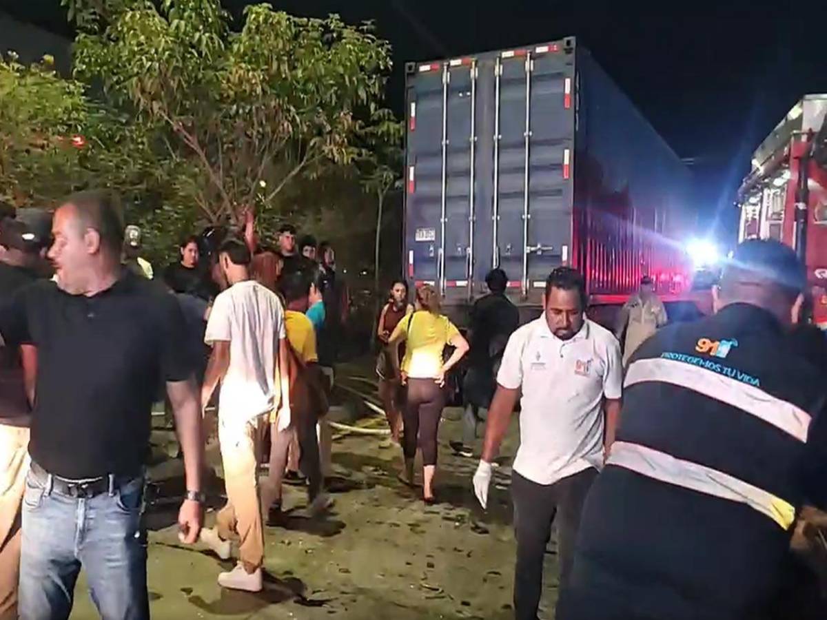 Caos y drama en la 33 calle: Bomberos salvan a conductor atrapado entre los hierros de su vehículo