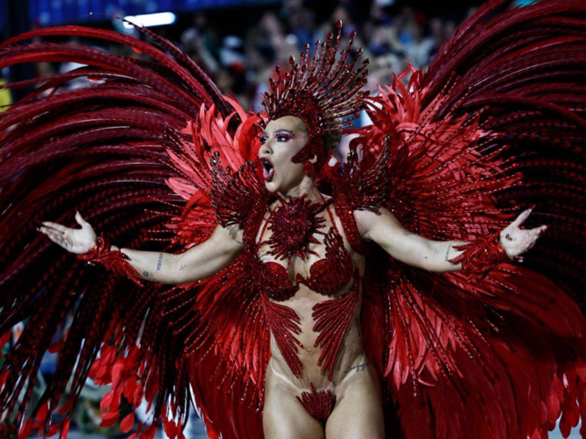 La novia de Vinicius debuta como reina en el carnaval de Río