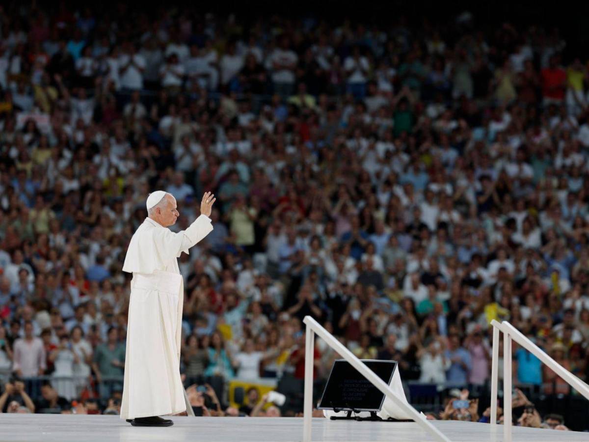 La fe y el canto de 70 mil fieles abrazan al papa en el estadio Santiago Bernabéu