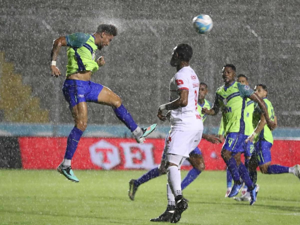 Bellas chicas cautivan, show del DT de Motagua y la fuerte lluvia en el Olimpia - Olancho