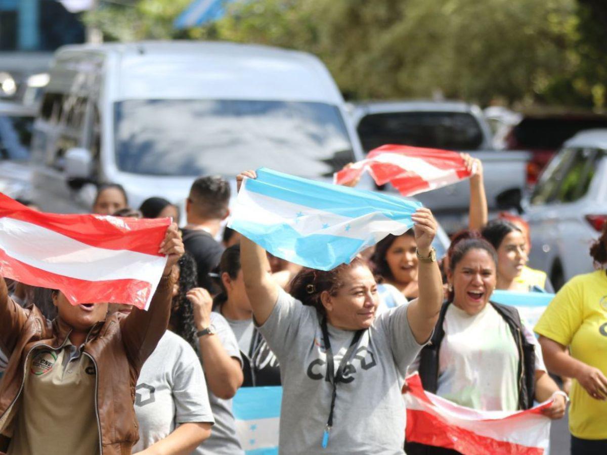 Simpatizantes liberales y nacionalistas se unen en apoyo a las consejeras del CNE