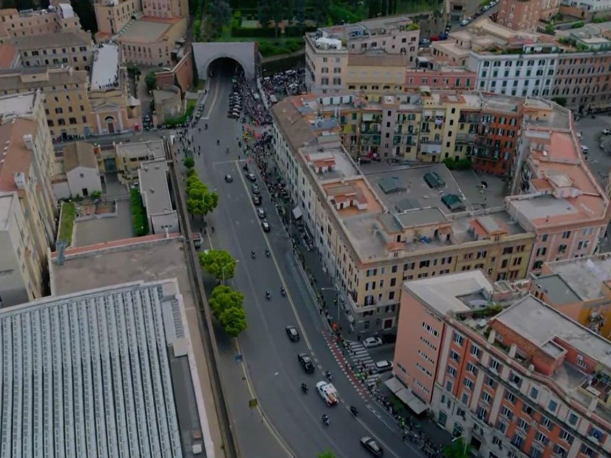 Histórica caravana: el papa Francisco es trasladado en papamóvil para su entierro