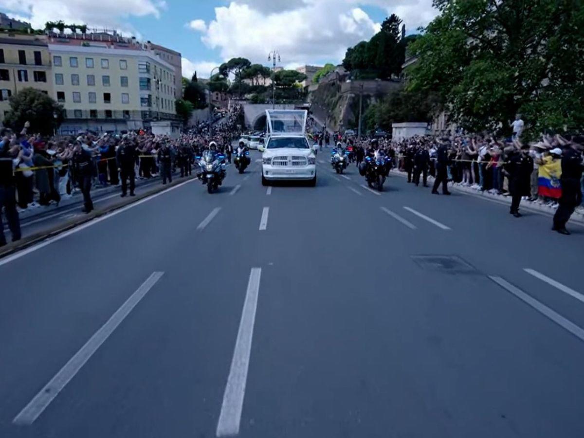 Histórica caravana: el papa Francisco es trasladado en papamóvil para su entierro