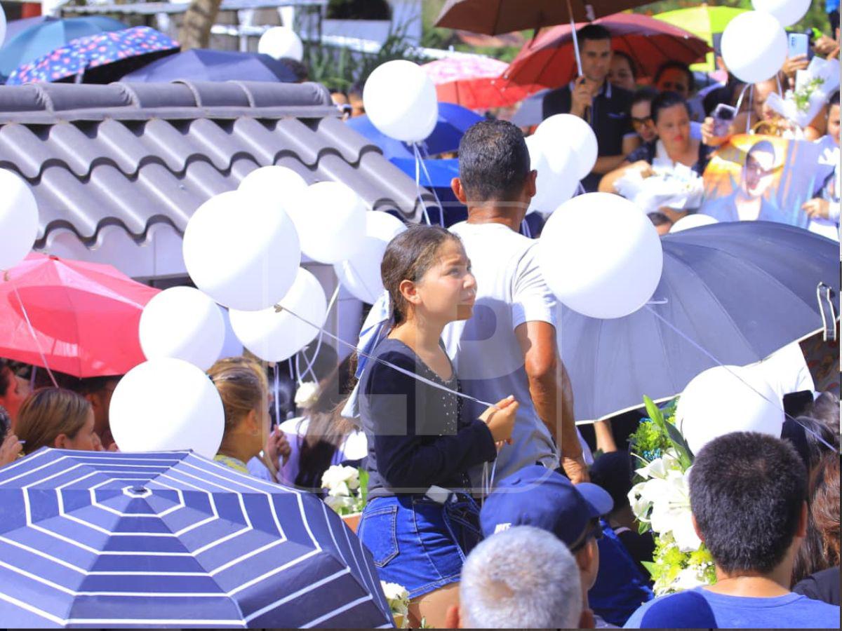 Te fuiste, doña Mecha”: fotos desgarradoras del sepelio de Hernán Martínez