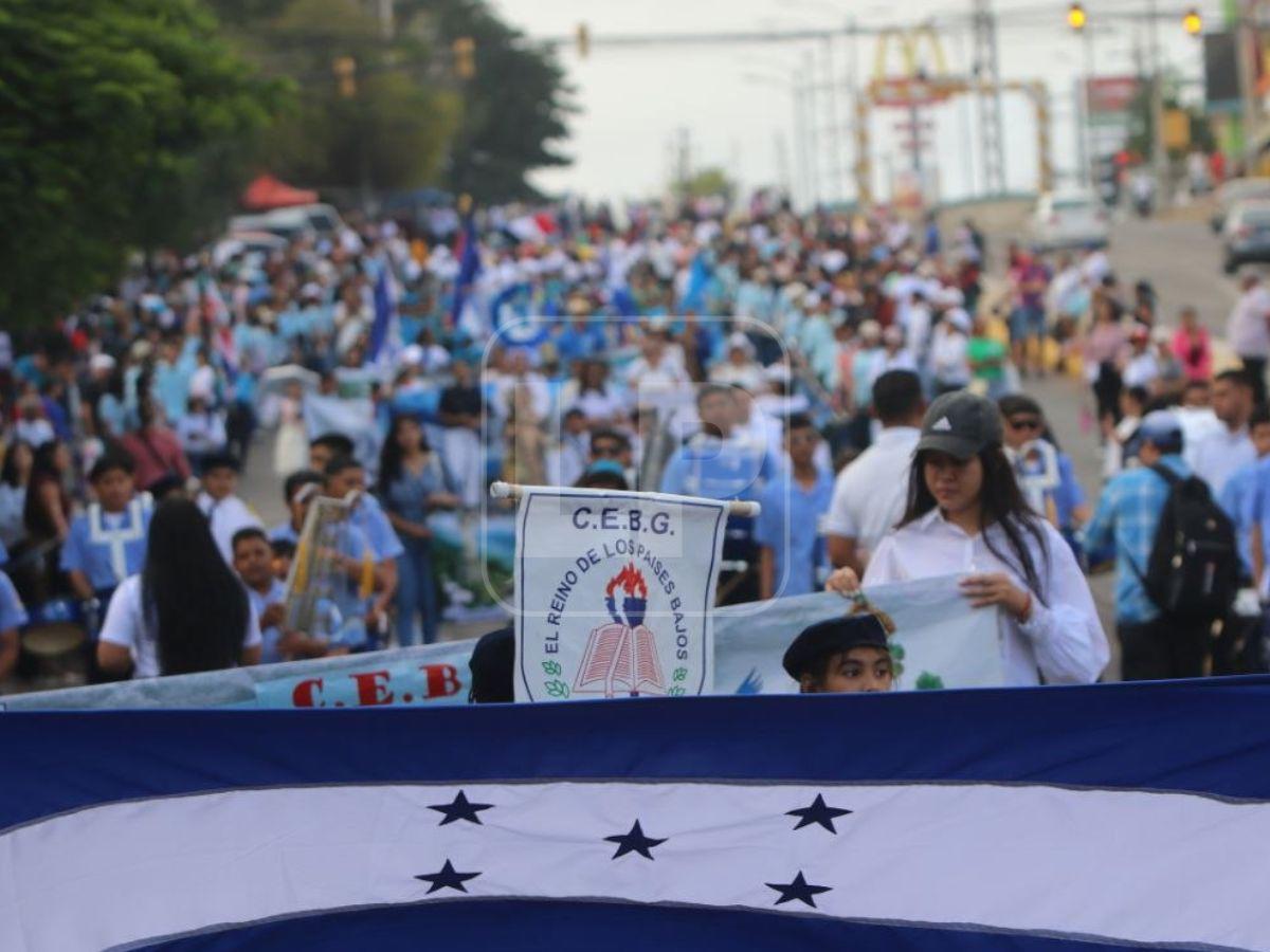 Bandas, palillonas y pomponeras: niños llenan de color las calles de Tegucigalpa