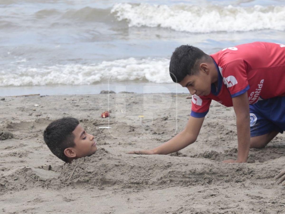 Así disfrutan los hondureños las bellas playas de Puerto Cortés durante el Feriado Morazánico