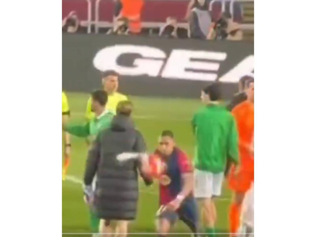 Raphinha pierde el control con el Barca y se lleva a Ter Stegen de encuentro