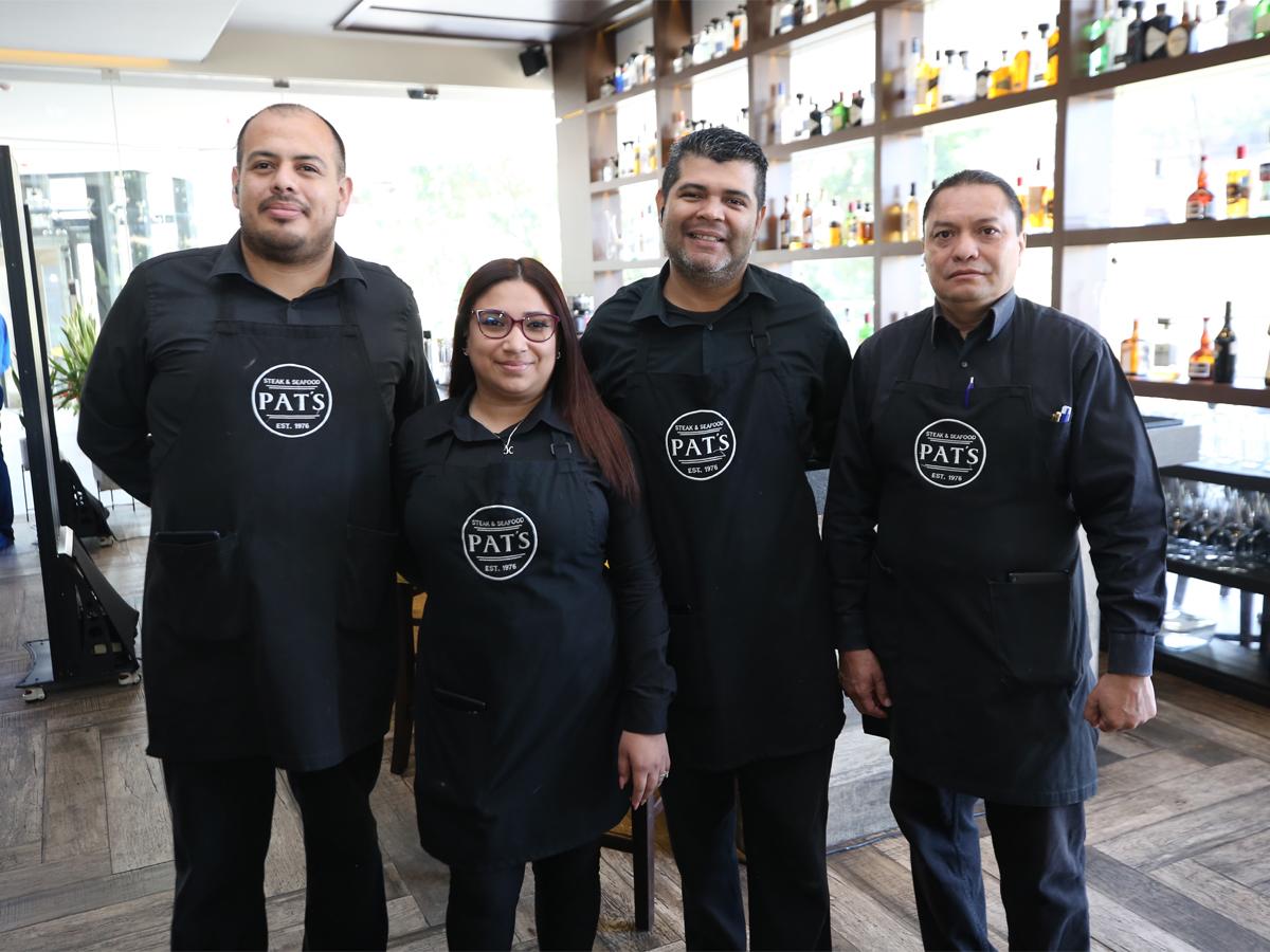 Colaboradores de Pat’s Steak House están listos para atender a sus clientes para que disfruten de los beneficios de la alianza con Ficohsa.
