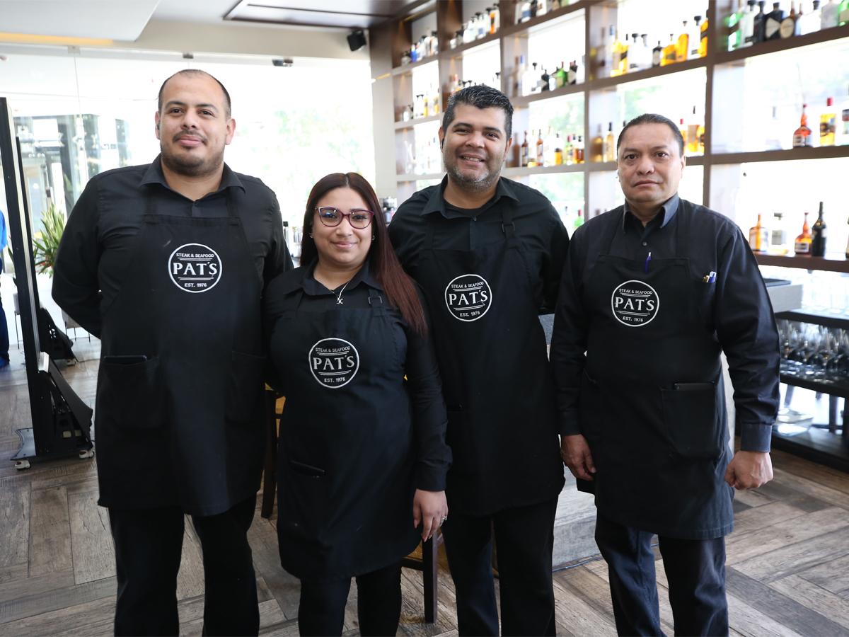 Colaboradores de Pat’s Steak House están listos para atender a sus clientes para que disfruten de los beneficios de la alianza con Ficohsa.