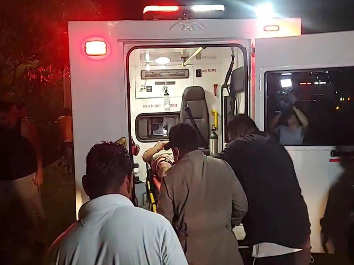 Caos y drama en la 33 calle: Bomberos salvan a conductor atrapado entre los hierros de su vehículo