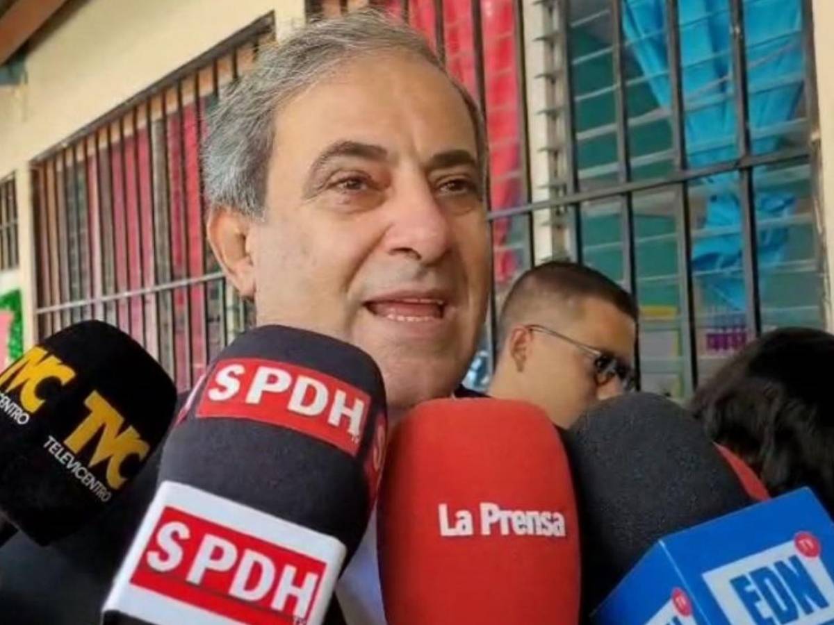 Figuras reconocidas ejercen el voto en un día clave para Honduras