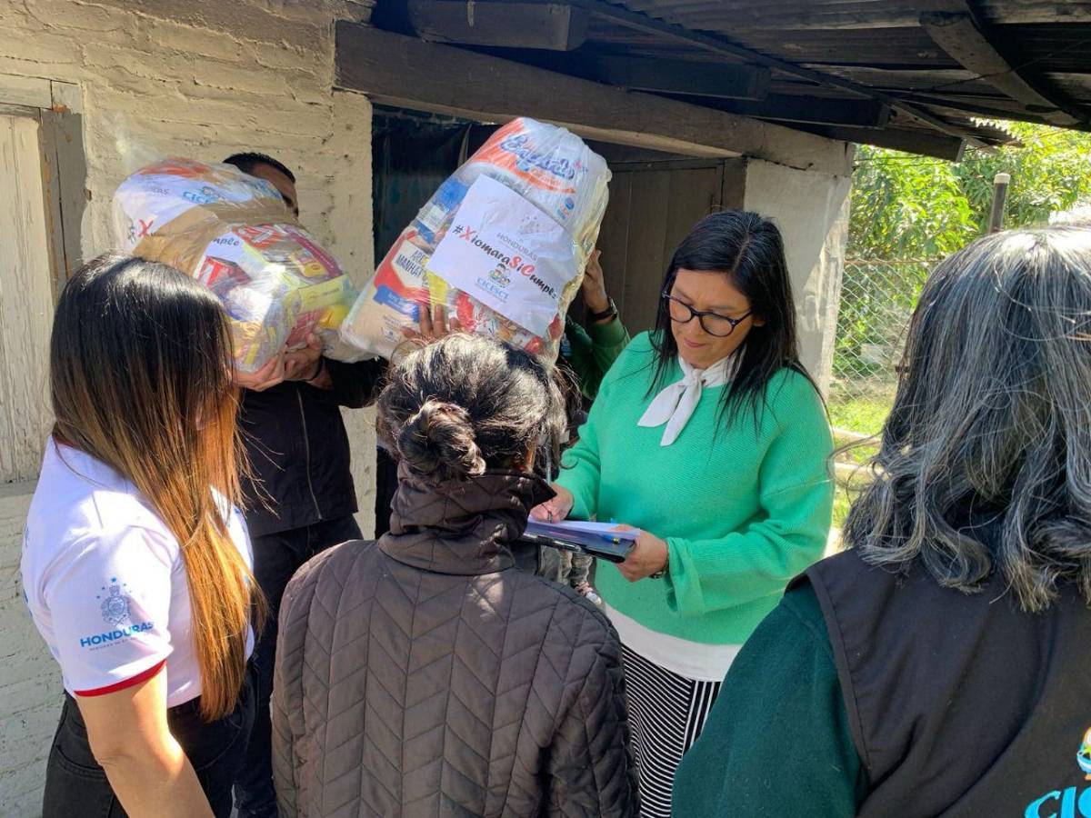 Dan canastas navideñas a víctimas rescatadas de trata de personas