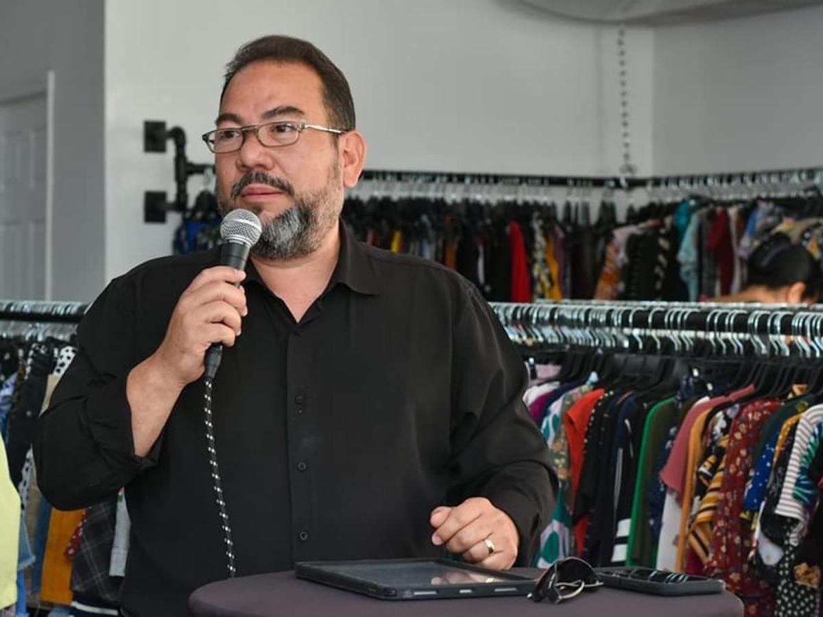 Alex Luque ofreció las palabras de bienvenida en la inauguración de ambas sucursales.