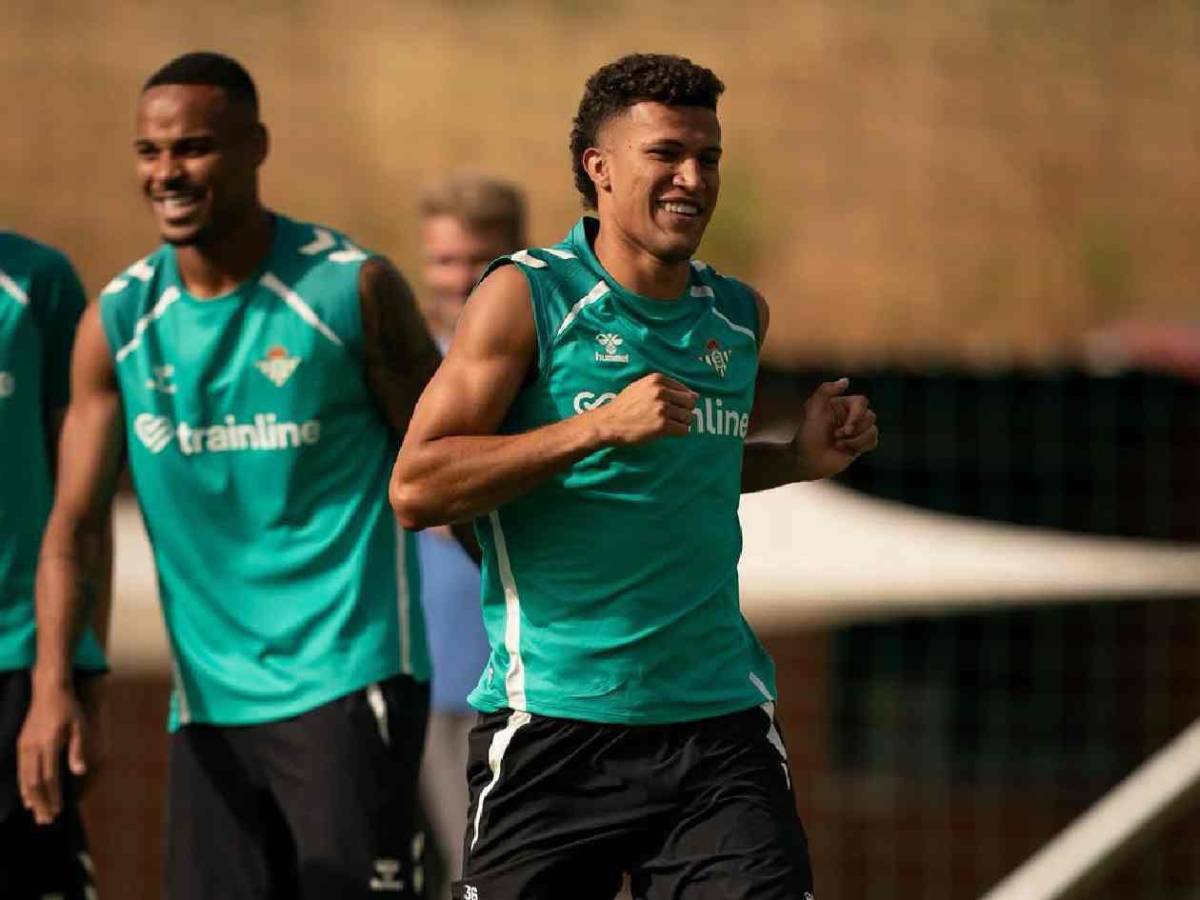 Escándalo: le destapan romance con hija de leyenda y lo borran del equipo