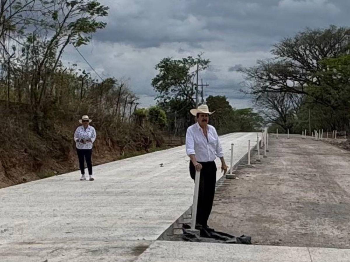 Xiomara Castro supervisa obras acompañada de Mel Zelaya en Olancho en plena Semana Santa