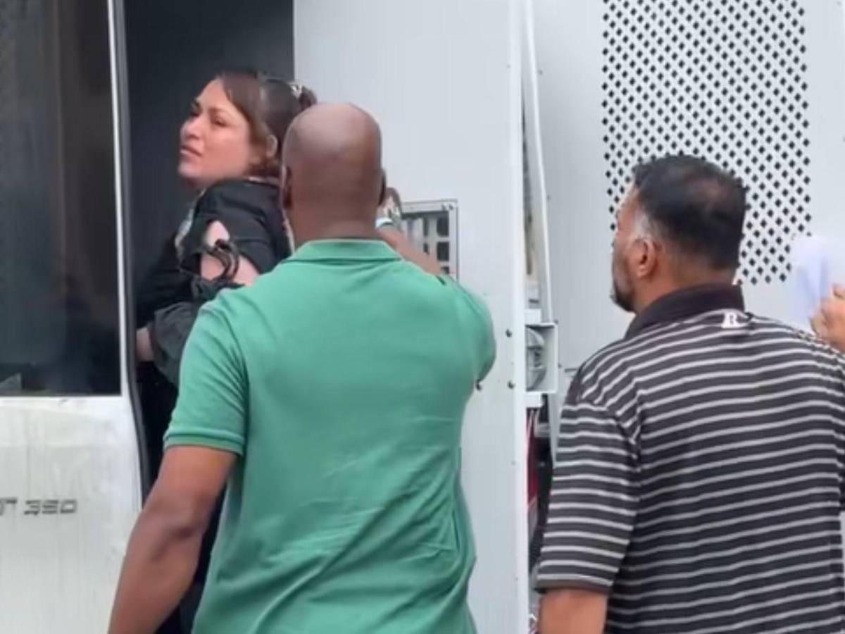 Desgarrador: Migrante hondureña entra en pánico tras ser arrestada por ICE al salir de corte