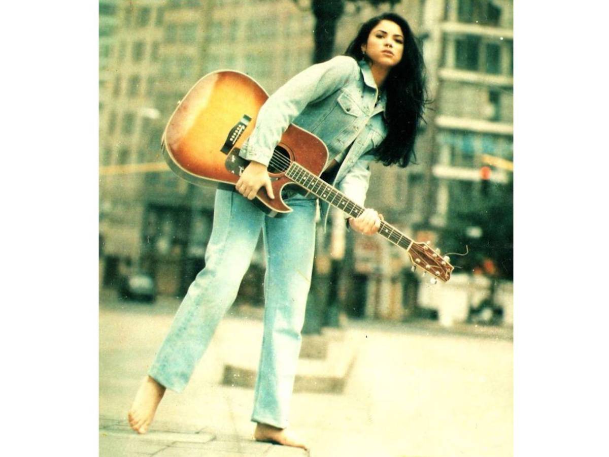 A 30 años de ‘Pies Descalzos’, así ha evolucionado Shakira desde que inició su fama mundial