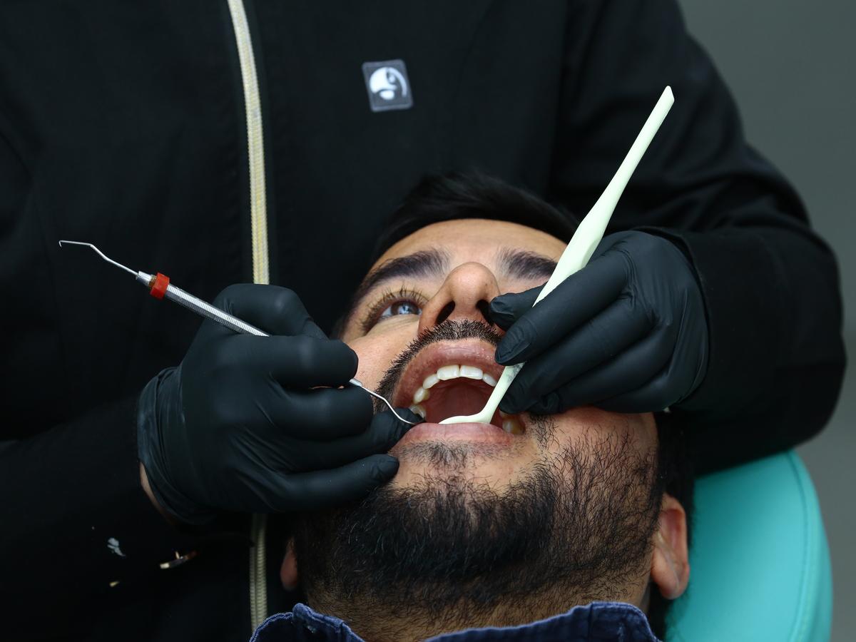 La doctora Mabis realizando tratamiento a uno de sus pacientes.