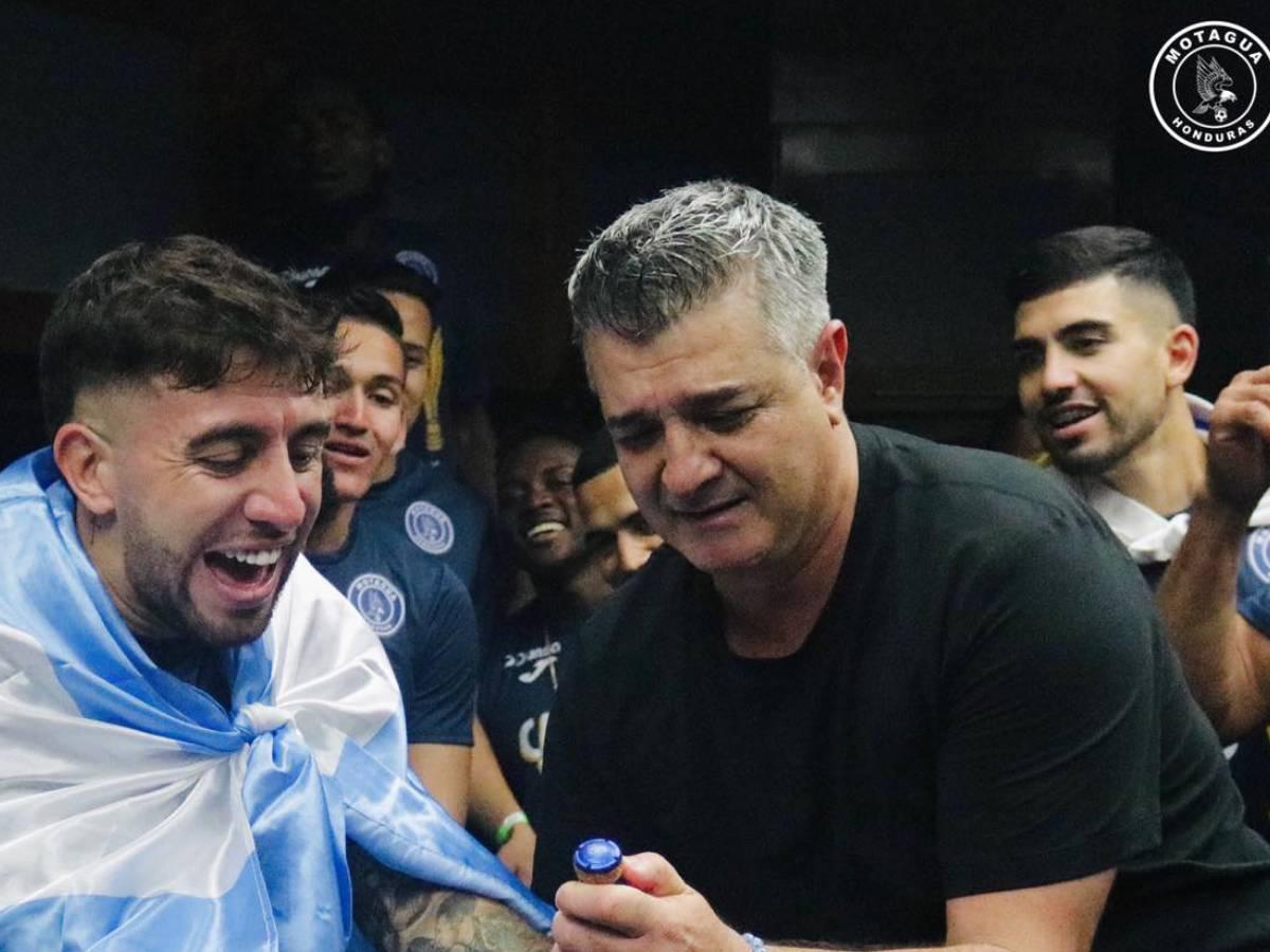 Diego Vázquez celebró por todo lo alto el título en el Apertura 2024.