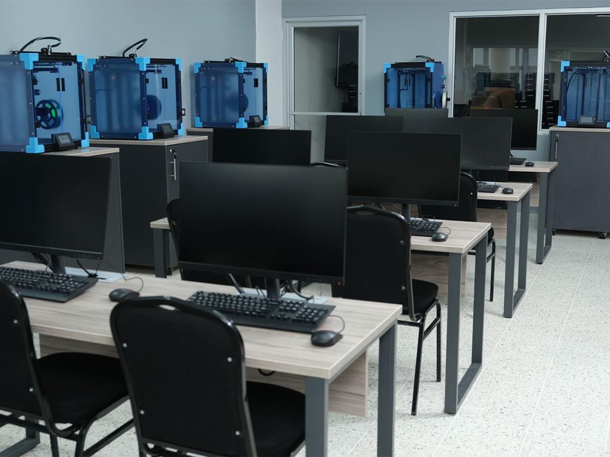 UTH cuenta con impresoras 3D y cortadoras láser, además de equipos de mecatrónica y brazos robóticos.